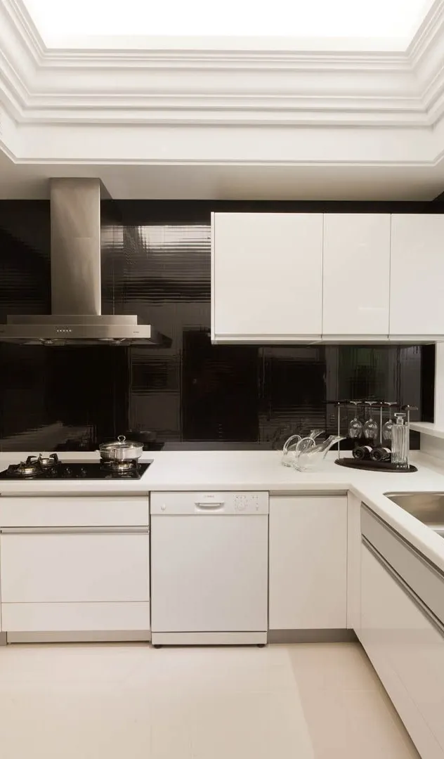 Crisp white L-shaped kitchen White L-shaped kitchen with stainless hood — Honolulu