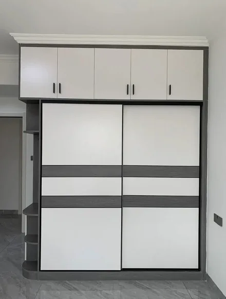Built-in bedroom wardrobe with custom drawer dividers and jewelry trays, Oahu custom installation