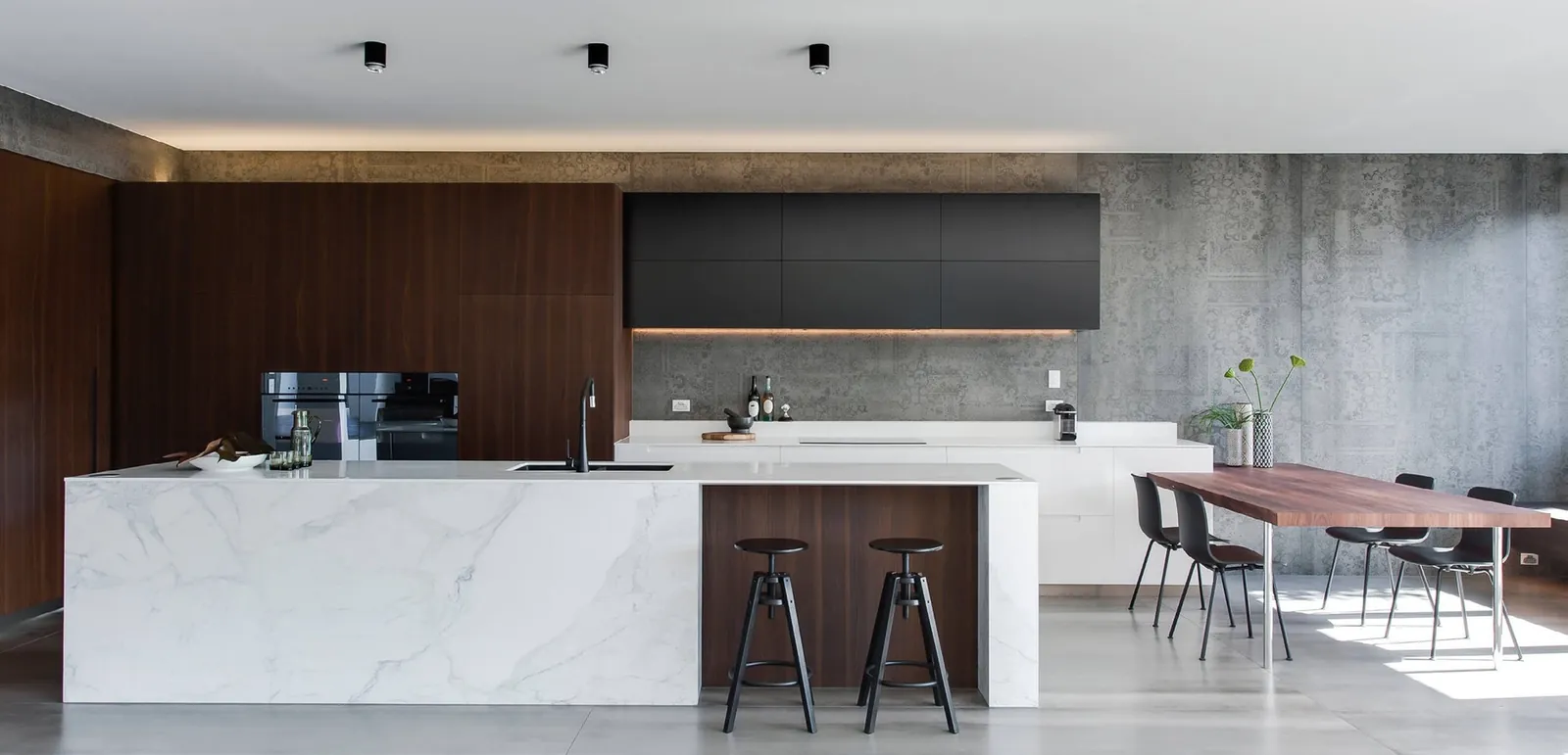 Island kitchen design with breakfast bar seating and pendant lighting, Oahu showroom