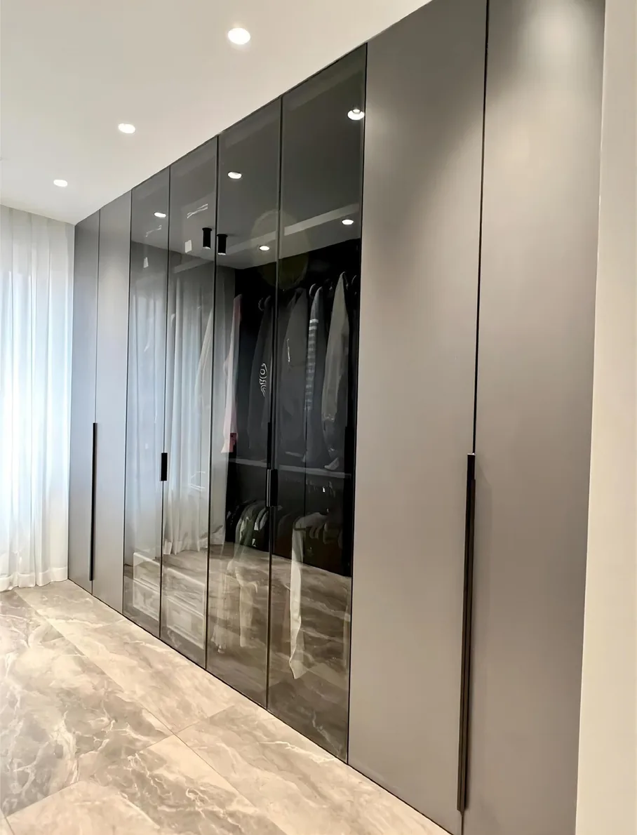 Built-in bedroom wardrobe with custom drawer dividers and jewelry trays, Oahu custom installation
