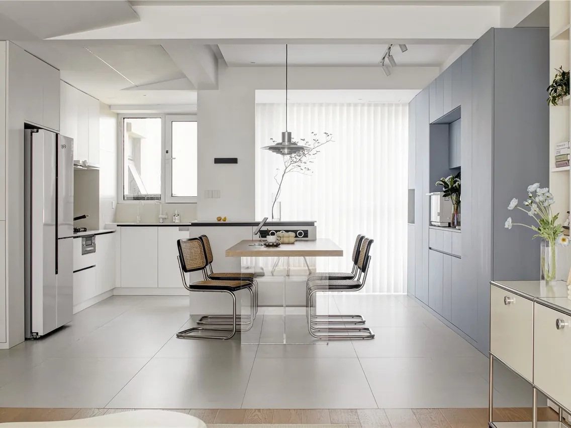 Island kitchen design with breakfast bar seating and pendant lighting, Oahu showroom