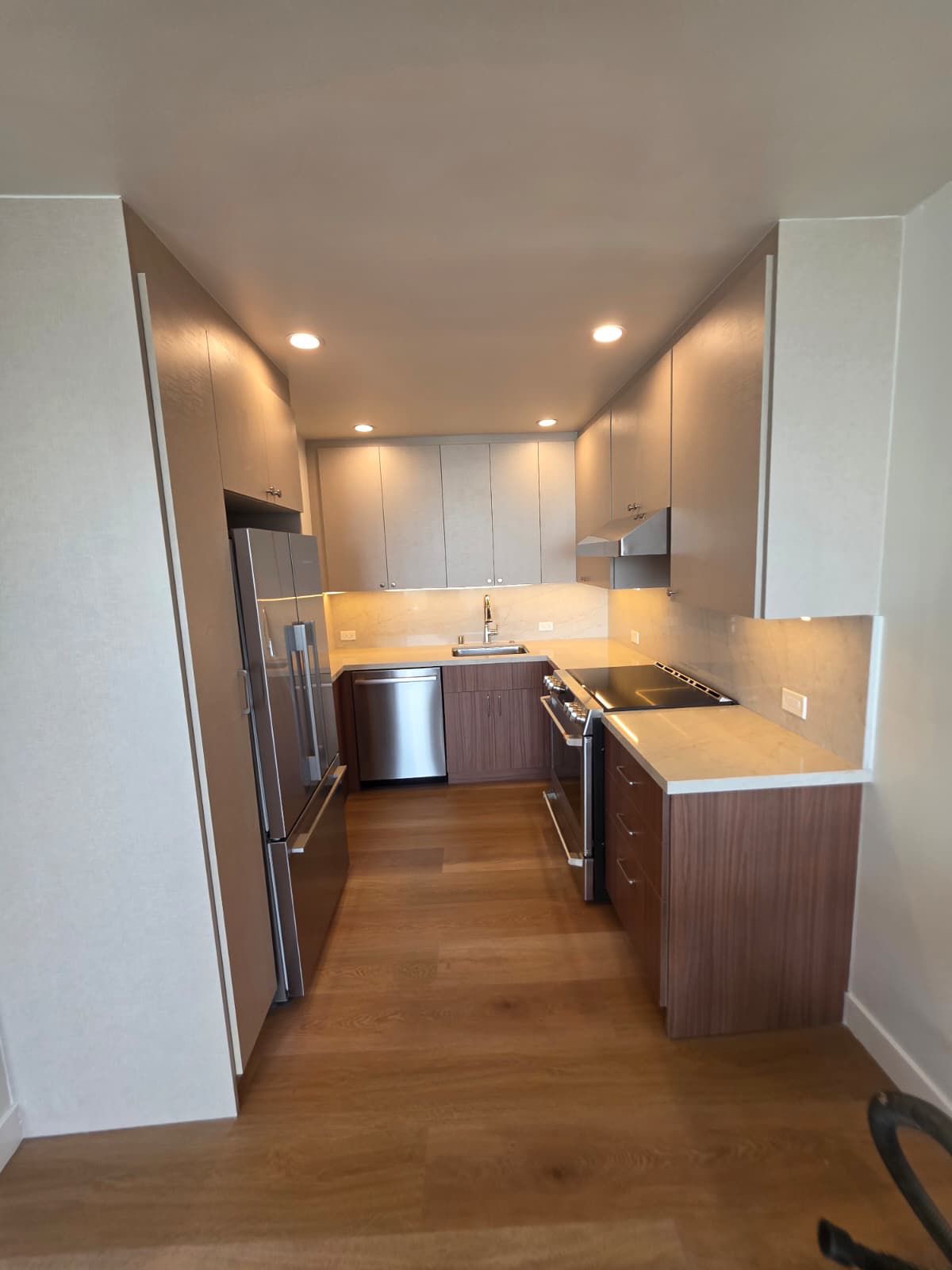 Walnut U-shaped condo kitchen with stainless appliances — Honolulu, O'ahu