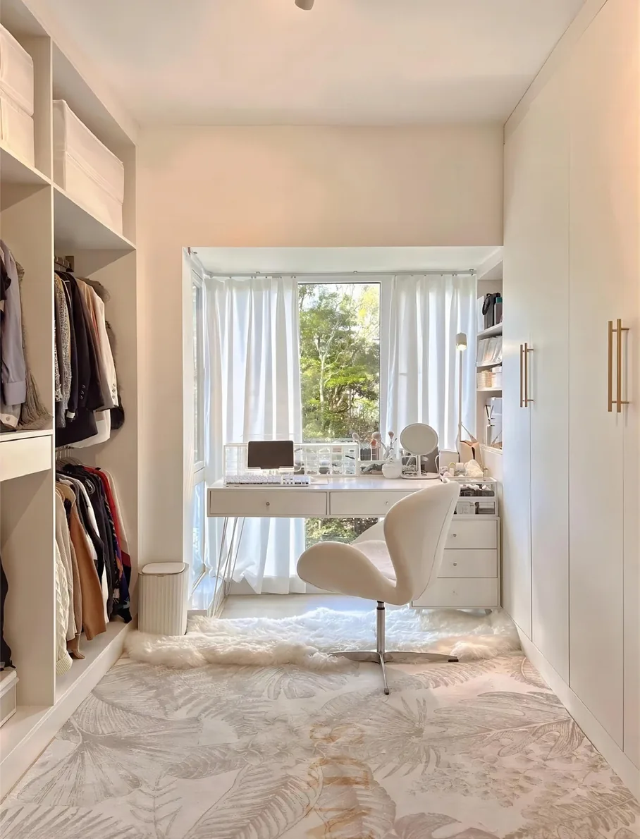 Built-in bedroom wardrobe with custom drawer dividers and jewelry trays, Oahu custom installation