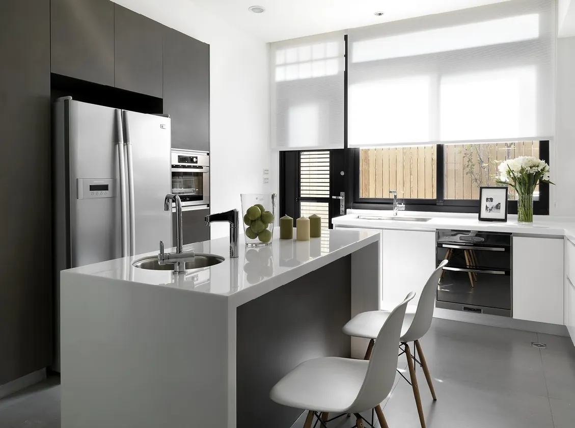 Island kitchen design with breakfast bar seating and pendant lighting, Oahu showroom