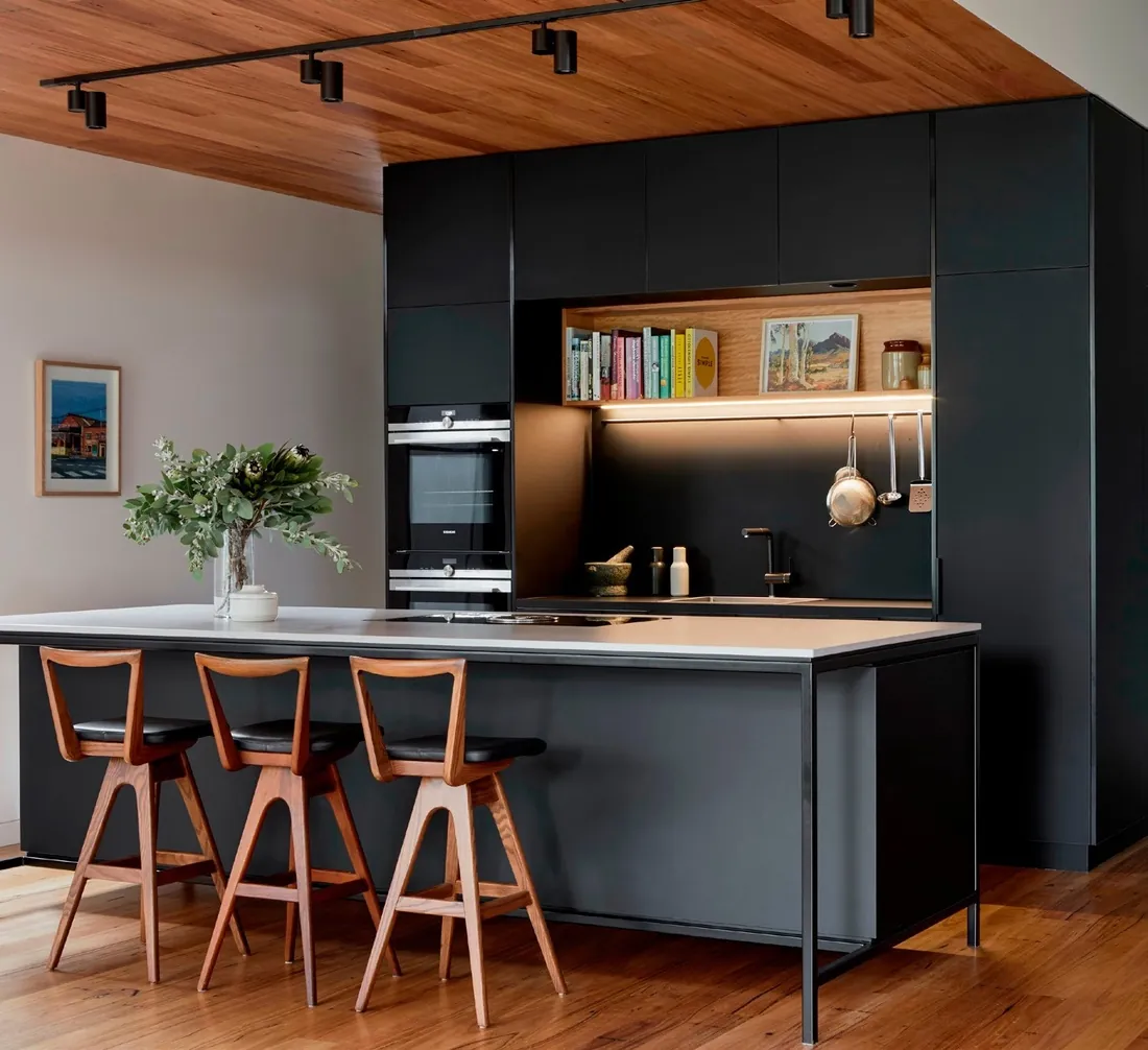 Island kitchen design with breakfast bar seating and pendant lighting, Oahu showroom