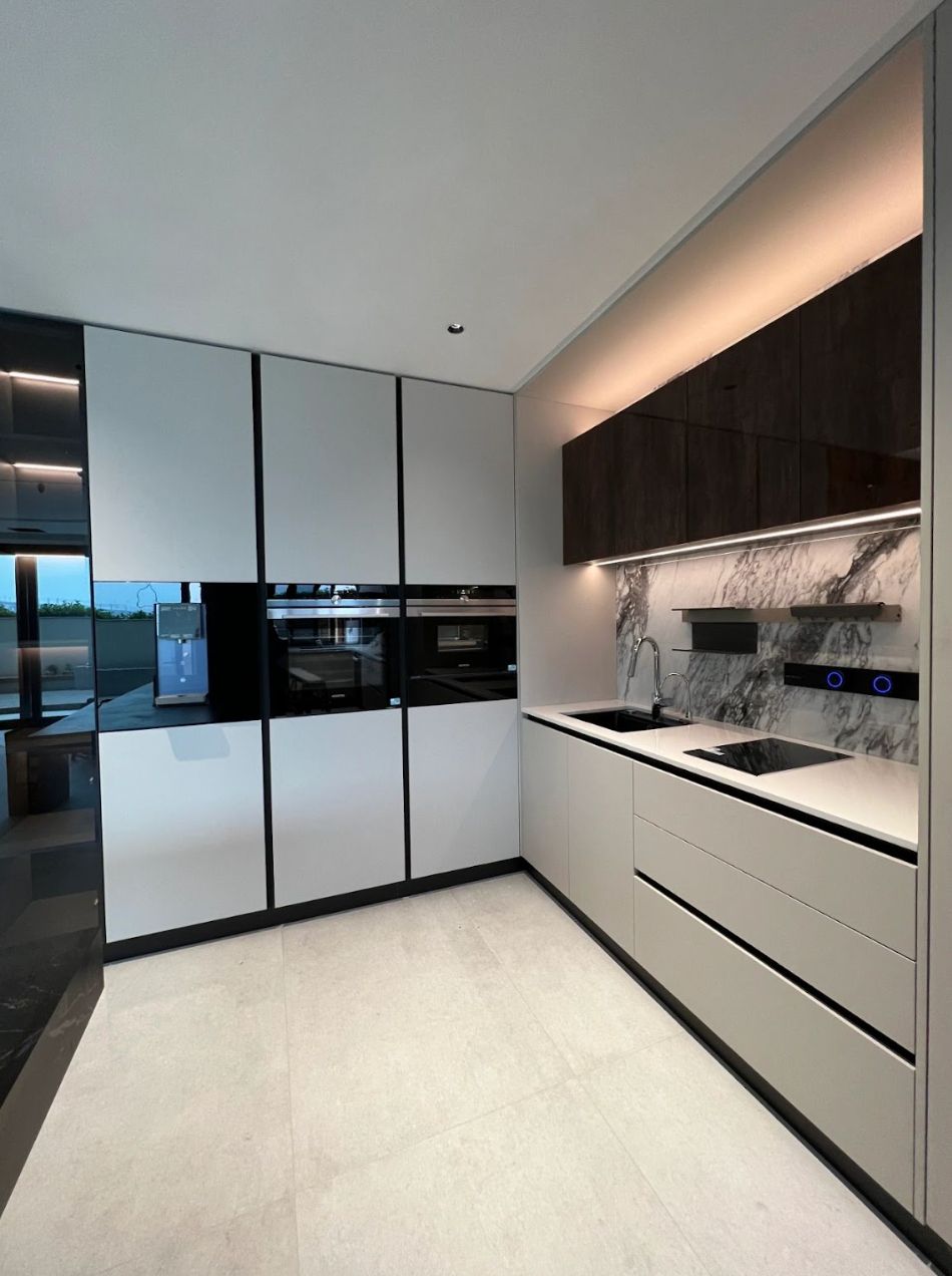 High-gloss contemporary kitchen — Kaka'ako, O'ahu