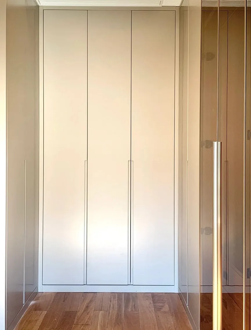 Modern wardrobe design featuring soft-close drawers and hanging rods, Oahu custom installation